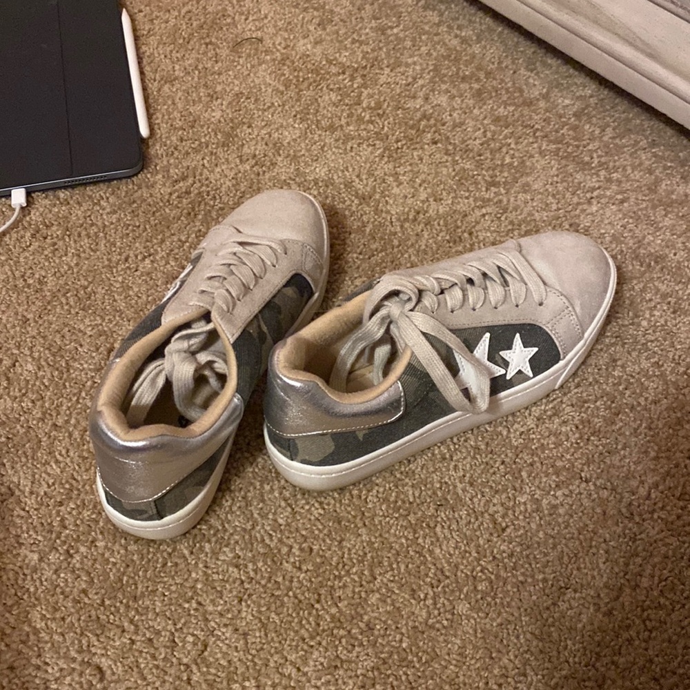 Soda came with star sneakers